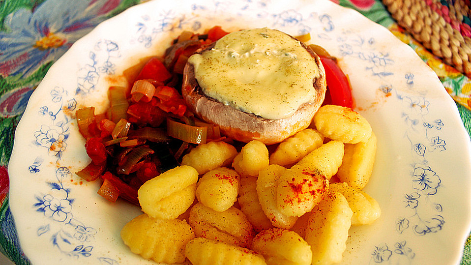 Gefüllte Champignons in Lauch-Tomatensoße mit Gnocchi von nickiick