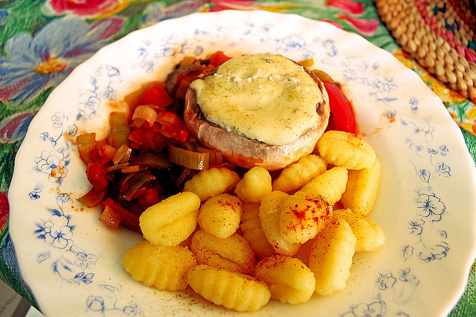 Gefüllte Champignons in Lauch-Tomatensoße mit Gnocchi