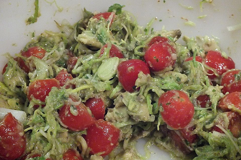 Schneller Avocado-Tomaten-Lauch-Salat