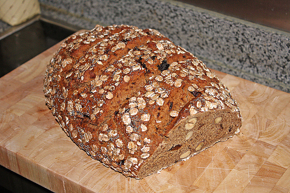 Roggenmischbrot mit Pflaumen und Haselnüssen