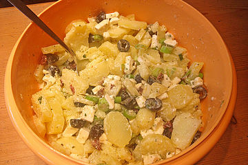 Kartoffelsalat mit Schafskäse und schwarzen Oliven