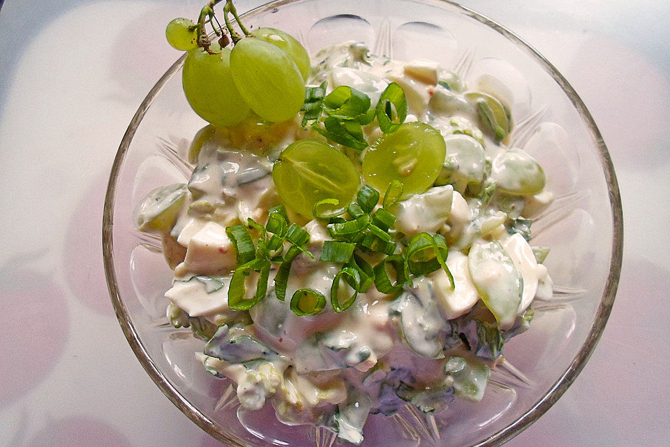 Trauben-Eier-Lauchzwiebel-Salat mit Joghurt-Dressing