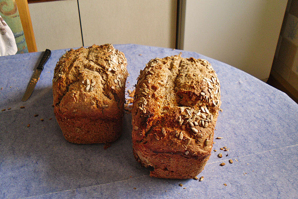 Sechskernbrot mit Weizensauerteig „Robert“ Sechskernbrot mit Weizensauerteig „Robert“