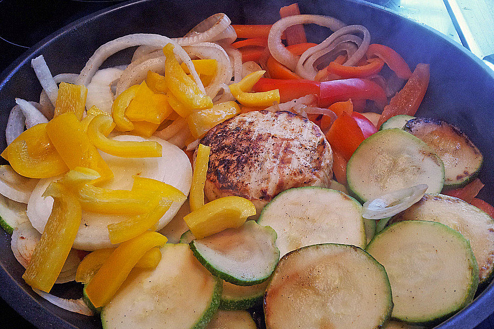 Grillkäse mit Zuchini, Tomaten und Zwiebeln