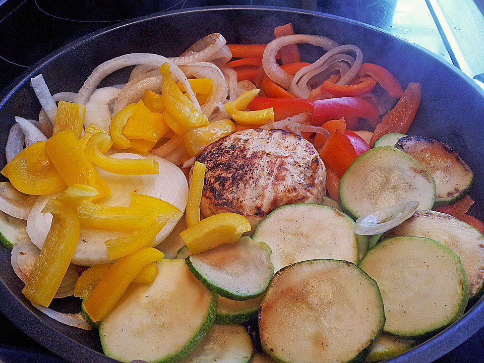 Grillkäse mit Zuchini, Tomaten und Zwiebeln von kitchenuser| Chefkoch