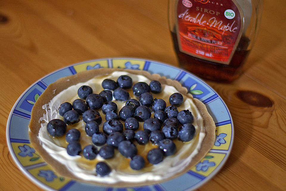 Pfannkuchen mit Crème fraîche, Blaubeeren und Ahornsirup