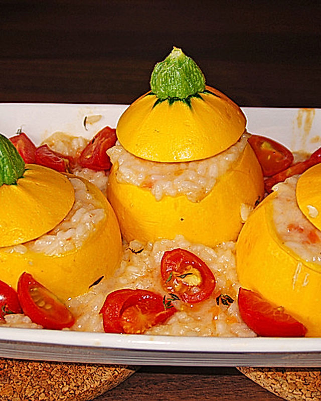 Rondini oder Zucchini gefüllt mit cremigem Tomatenrisotto