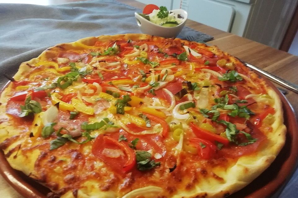 Zwiebel-Käse Pizza