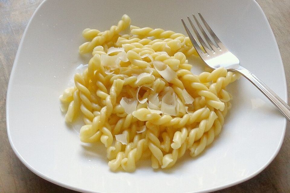 Pasta mit Parmesan und brauner Butter