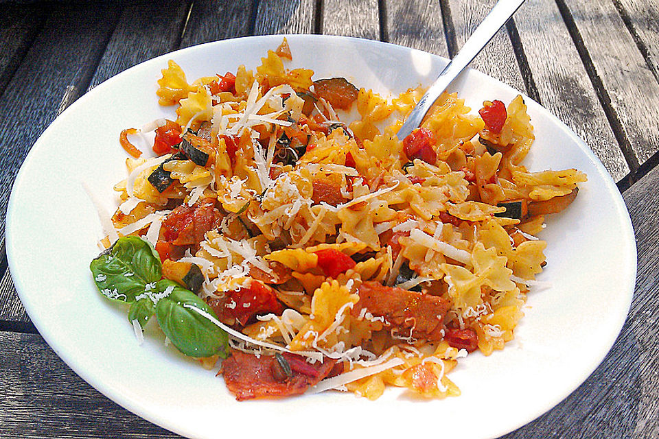 Tomaten-Zucchini-Pfanne mit Minifarfalle