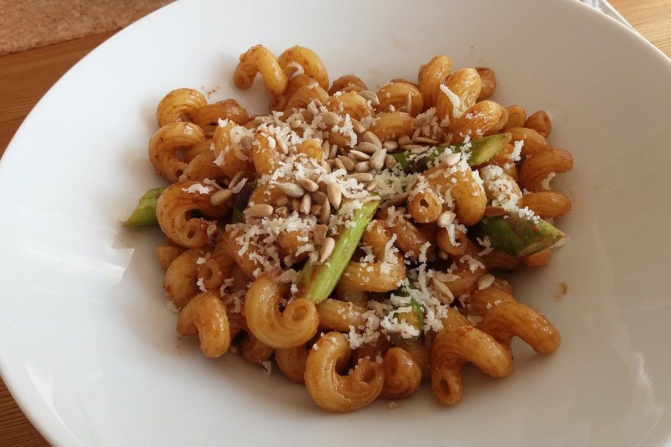 Penne mit geröstetem Spargel und Balsamicobutter