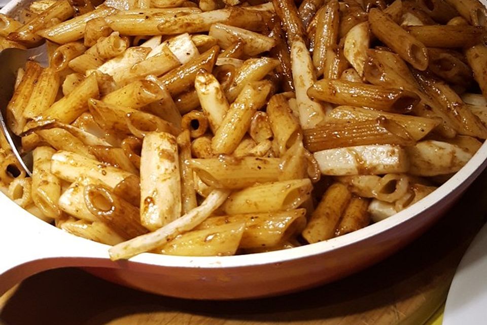 Penne mit geröstetem Spargel und Balsamicobutter