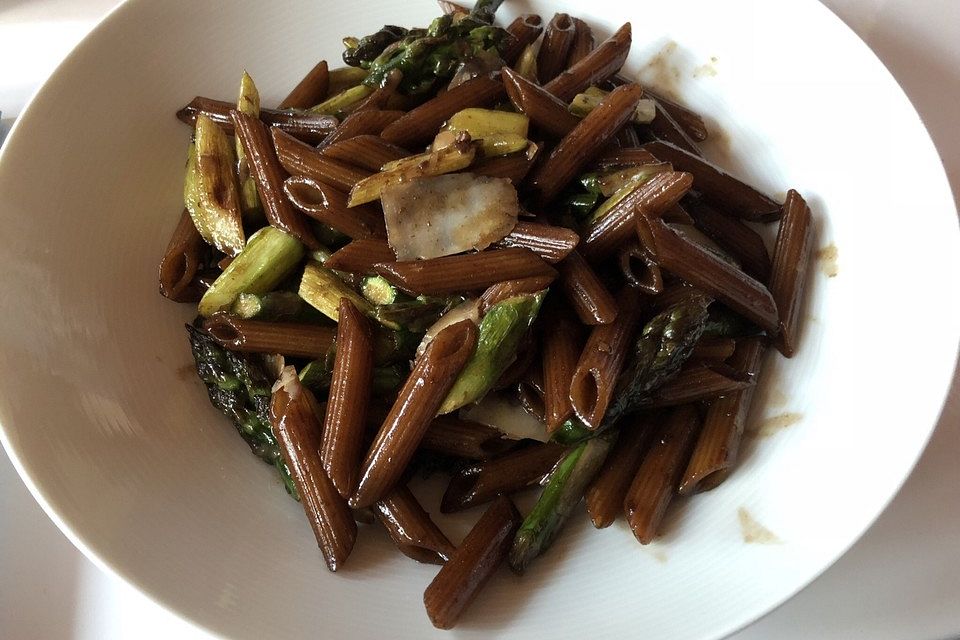 Penne mit geröstetem Spargel und Balsamicobutter