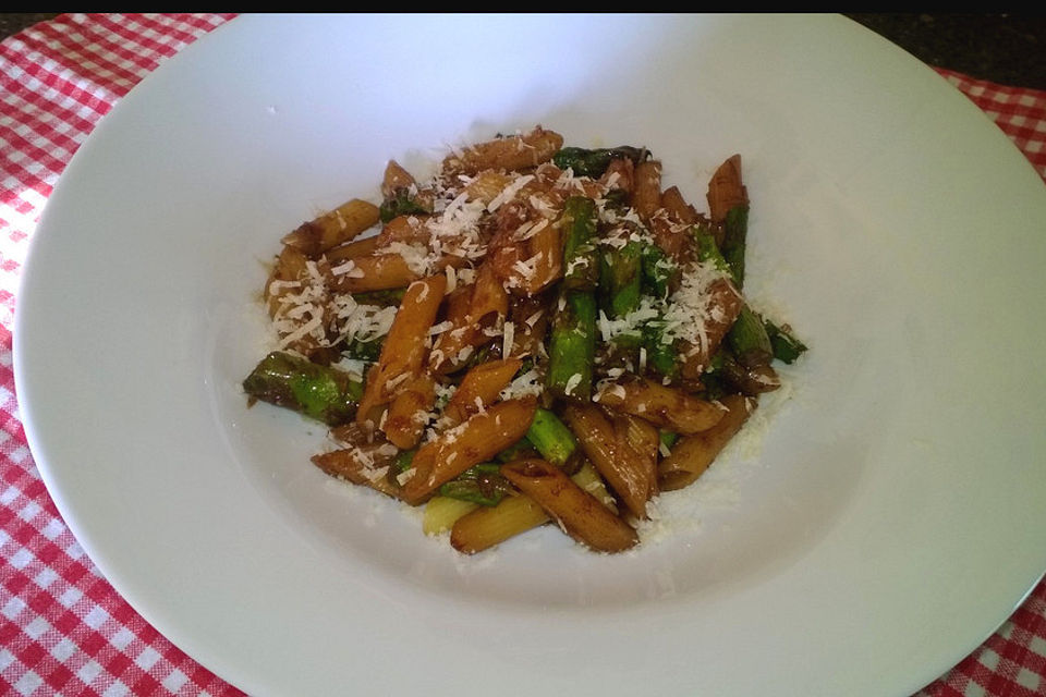 Penne mit geröstetem Spargel und Balsamicobutter