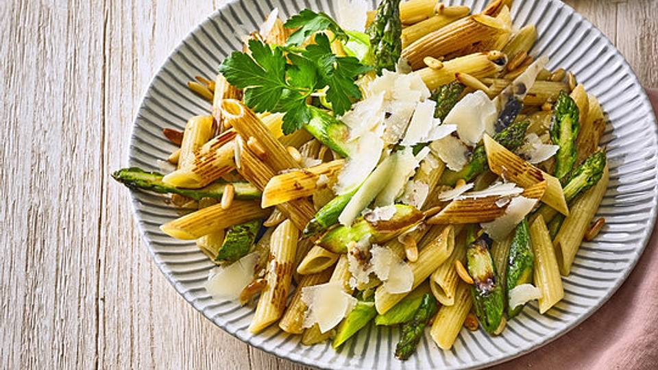 Penne-mit-ger-stetem-Spargel-und-Balsamicobutter