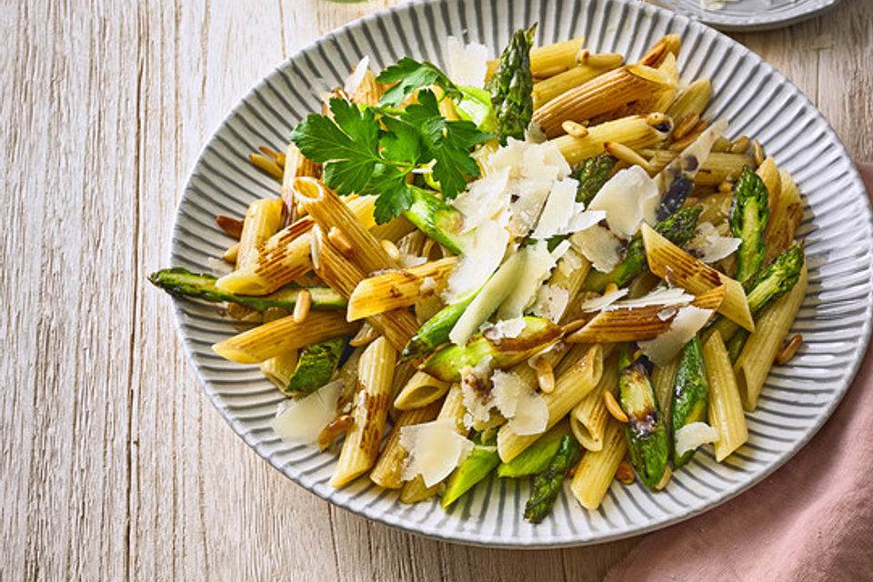 Penne mit geröstetem Spargel und Balsamicobutter