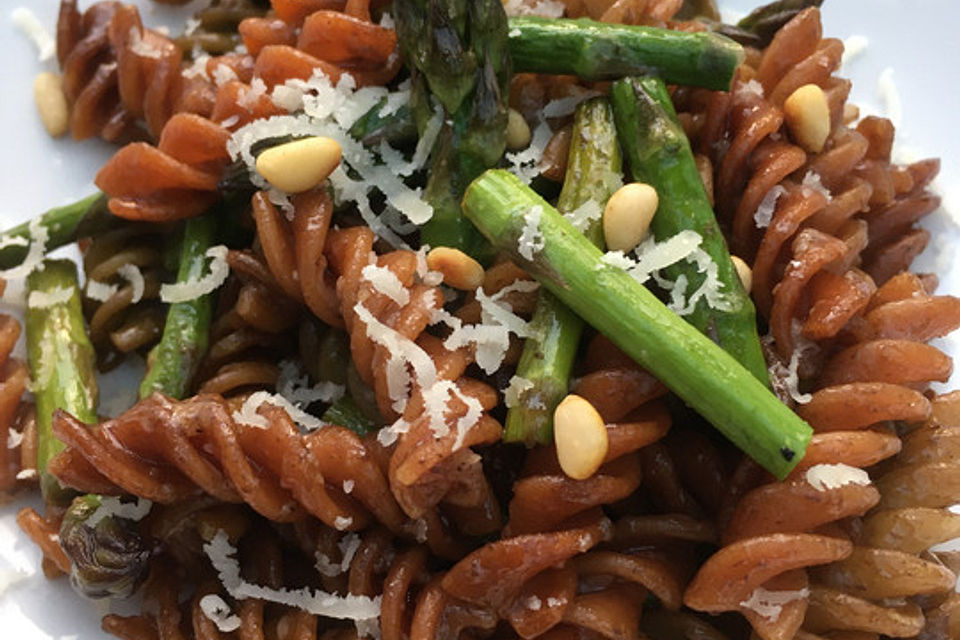 Penne mit geröstetem Spargel und Balsamicobutter