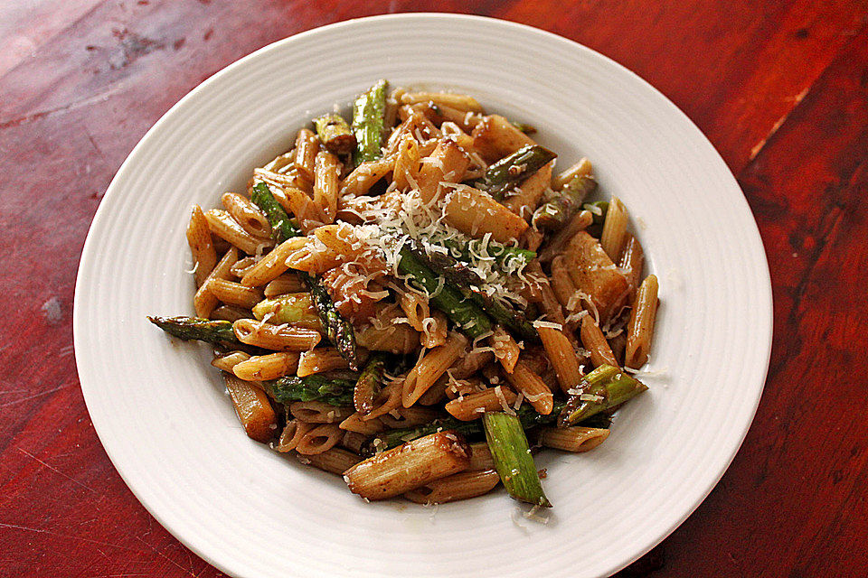 Penne mit geröstetem Spargel und Balsamicobutter