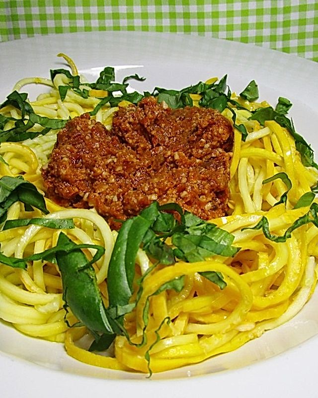 Zucchinispaghetti mit Tomatenpesto