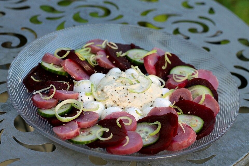 Rote Bete-Mozzarella-Gurken-Kartoffel-Salat für 1 Person