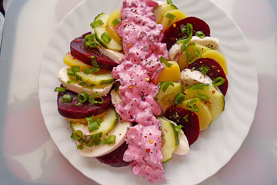 Rote Bete-Mozzarella-Gurken-Kartoffel-Salat für 1 Person