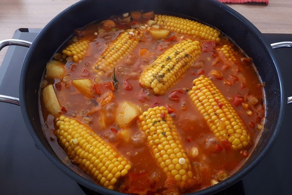 Maiskolben in aromatischem Sommergemüse