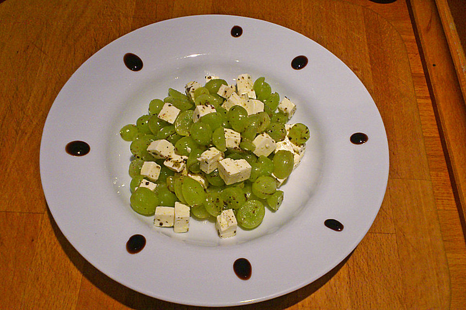 Weintrauben-Schafskäse-Salat