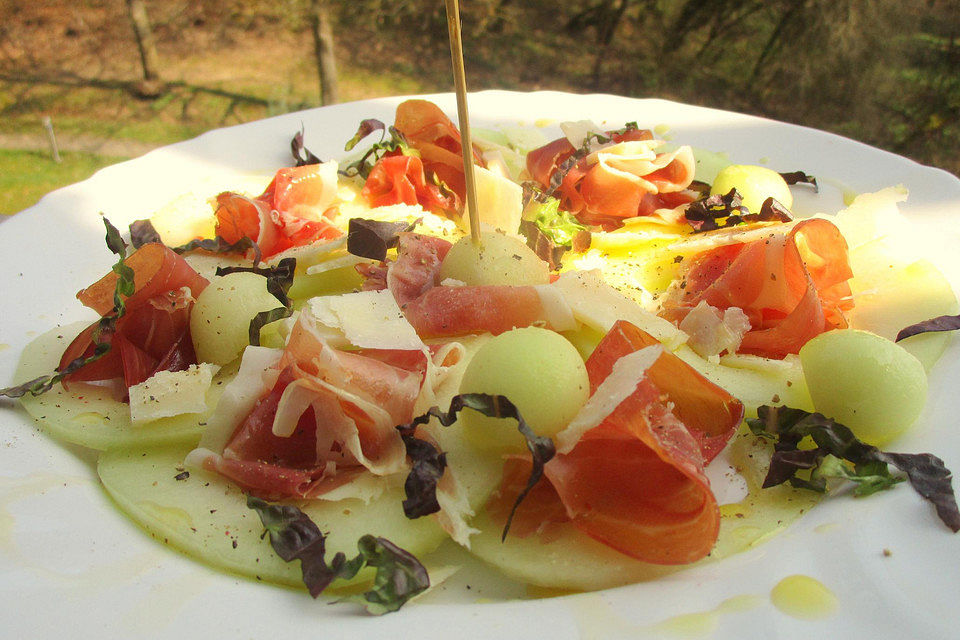 Carpaccio mit Melone, Schinken und Parmesan