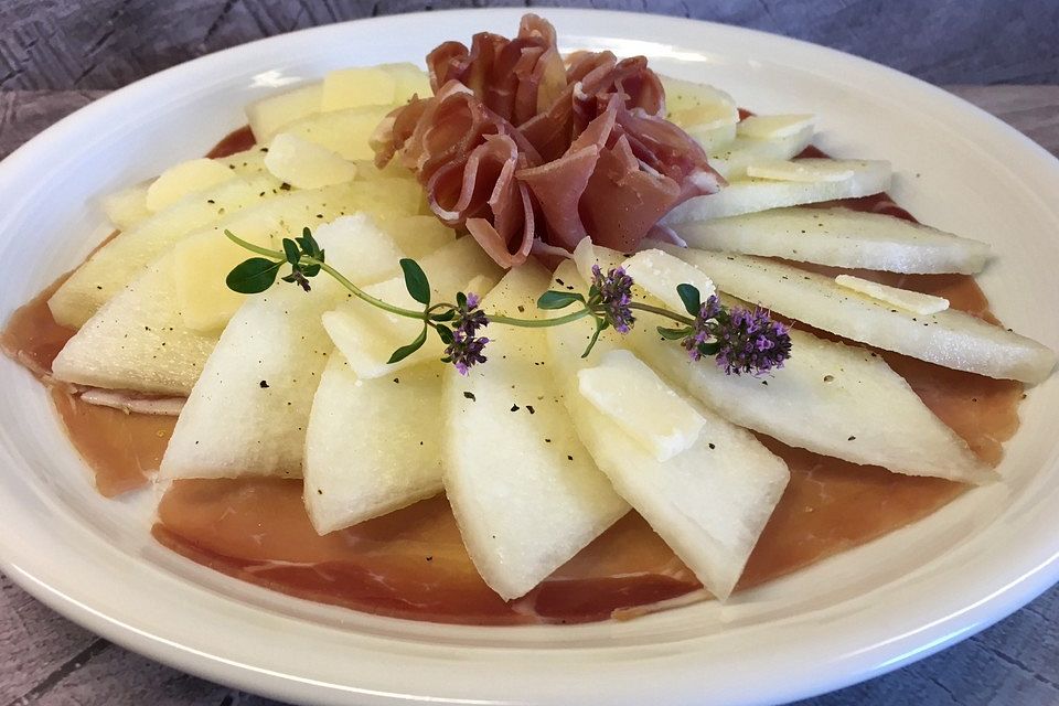 Carpaccio mit Melone, Schinken und Parmesan