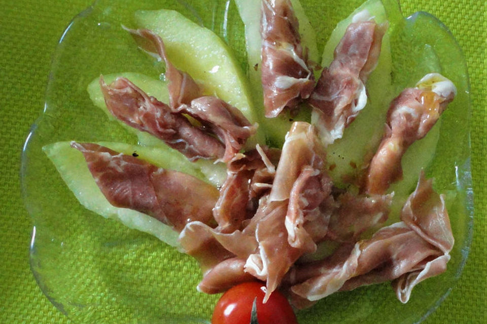 Carpaccio mit Melone, Schinken und Parmesan