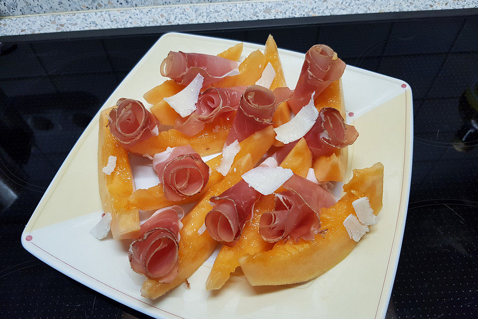 Carpaccio mit Melone, Schinken und Parmesan