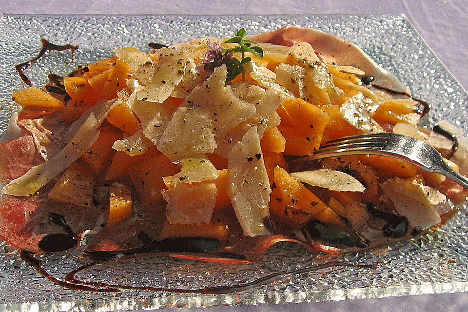 Carpaccio mit Melone, Schinken und Parmesan