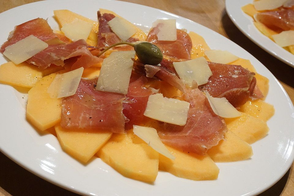 Carpaccio mit Melone, Schinken und Parmesan