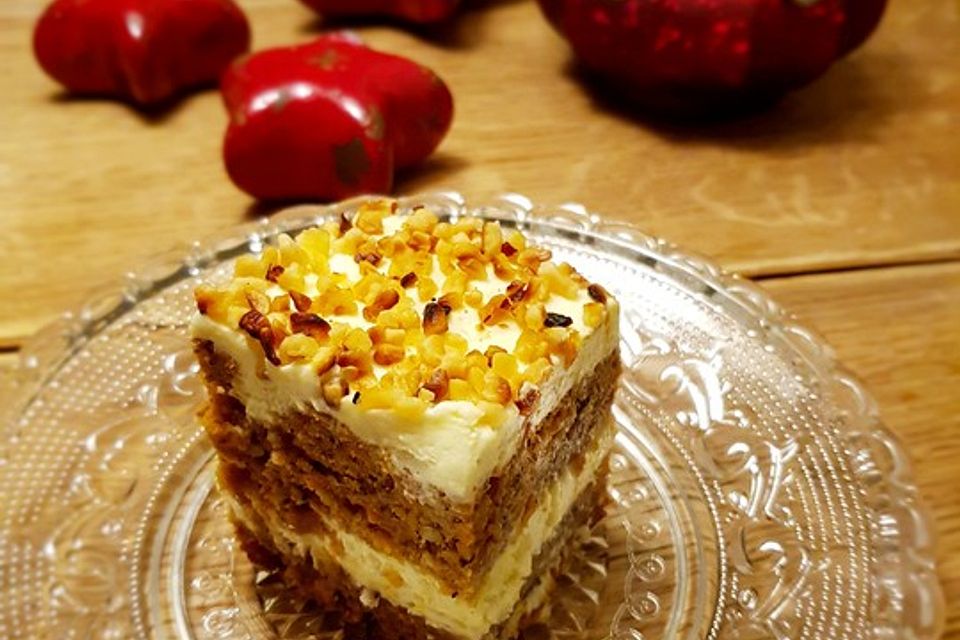 Amerikanischer Carrot Cake mit weißem Schokoladen-Frischkäse-Icing