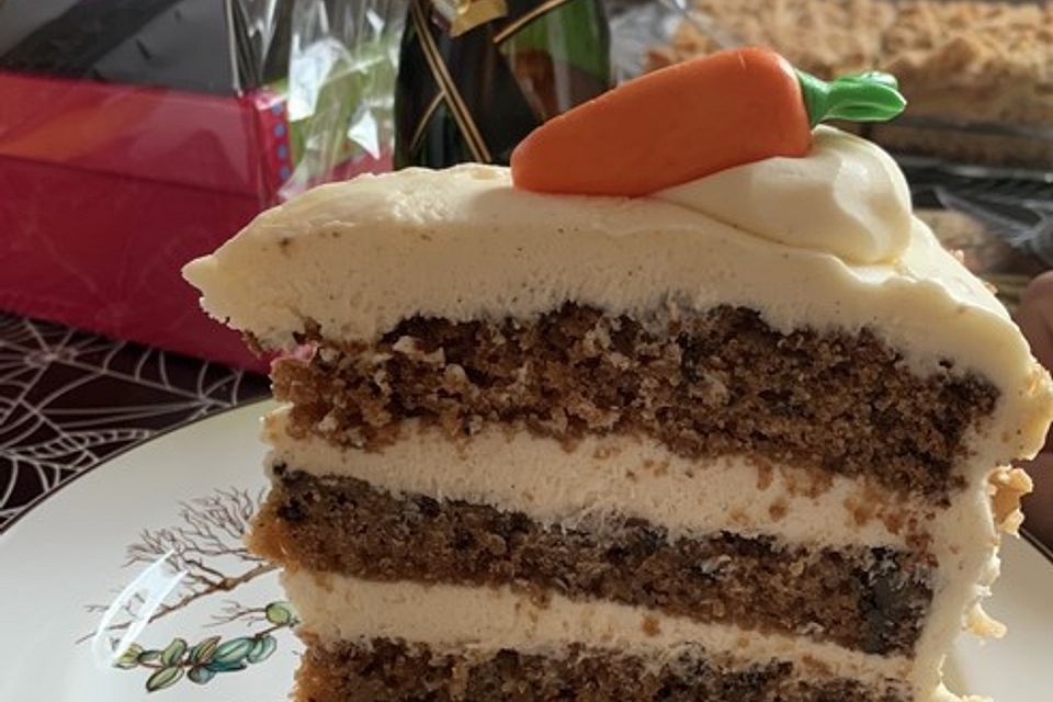 Amerikanischer Carrot Cake mit weißem Schokoladen-Frischkäse-Icing