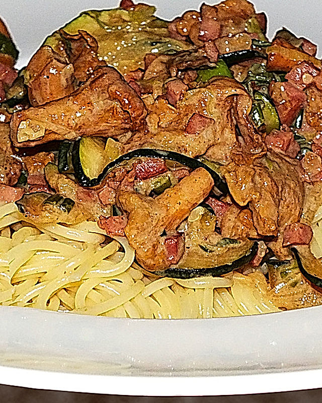 Spaghetti mit Pfifferling-Zucchini-Sauce
