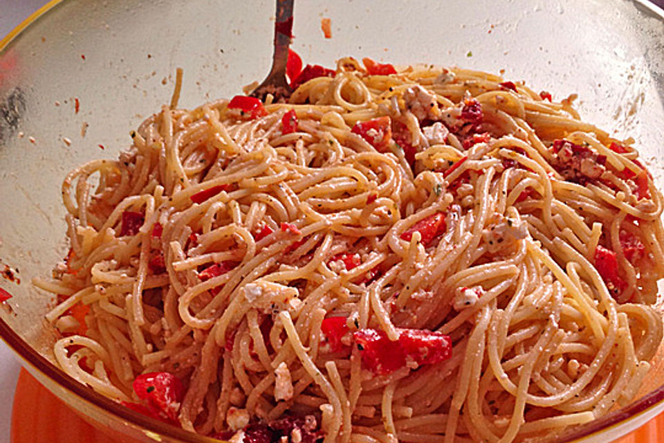 Spaghettisalat mit getrockneten Tomaten