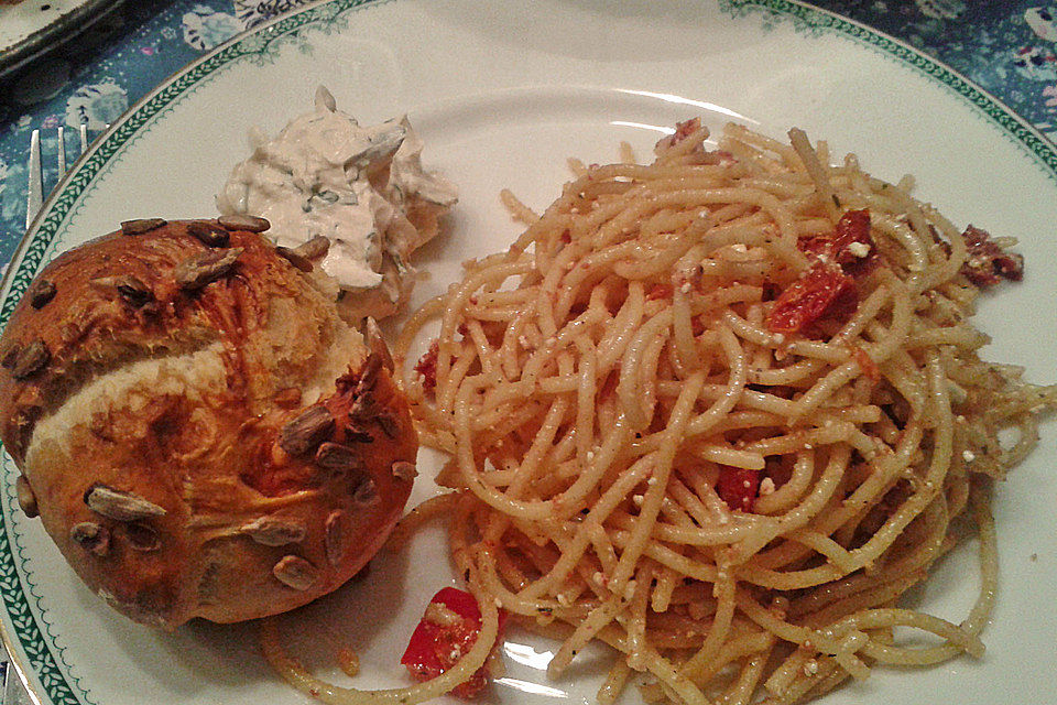 Spaghettisalat mit getrockneten Tomaten