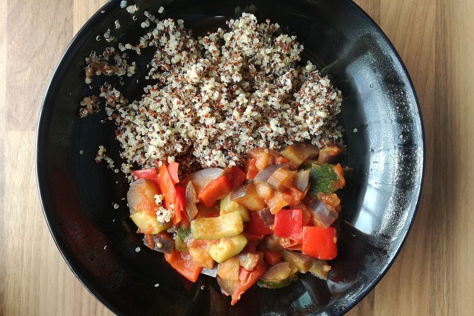 Quinoa mit Paprika, Zucchini und Aubergine