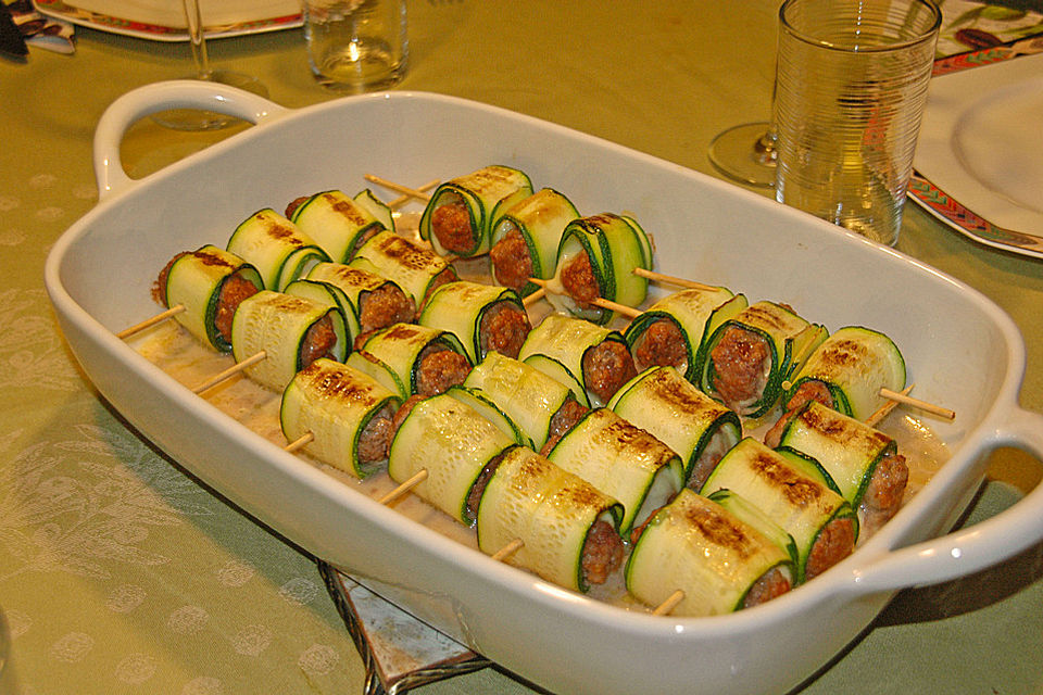 Zucchiniröllchen mit Paprikasugo