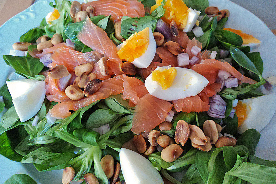 Kopfsalat mit Räucherlachs und Ei-Vinaigrette