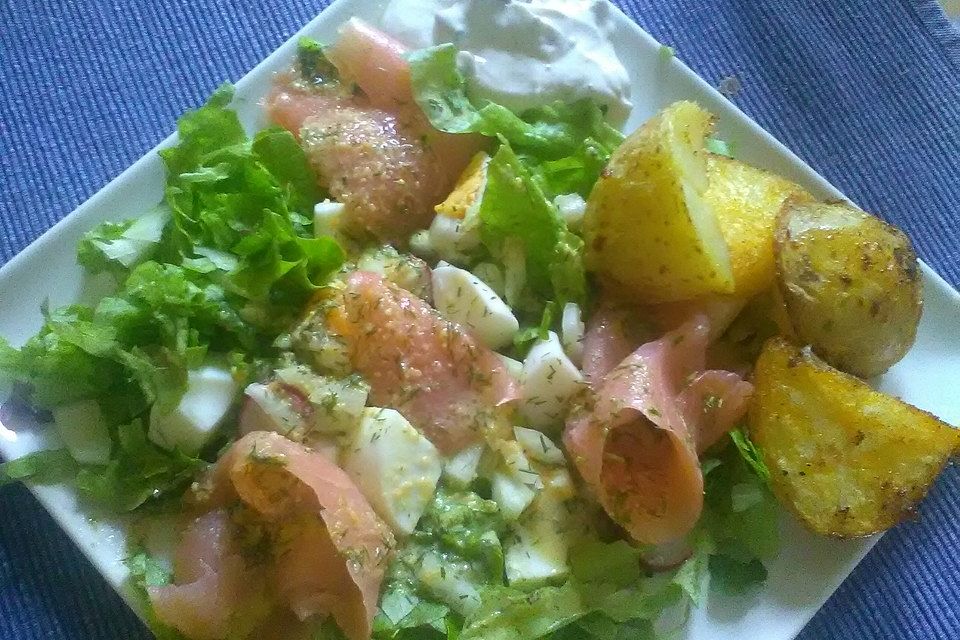 Kopfsalat mit Räucherlachs und Ei-Vinaigrette