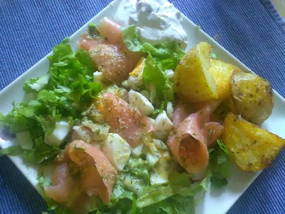 Kopfsalat mit Räucherlachs und Ei-Vinaigrette von Karizma| Chefkoch