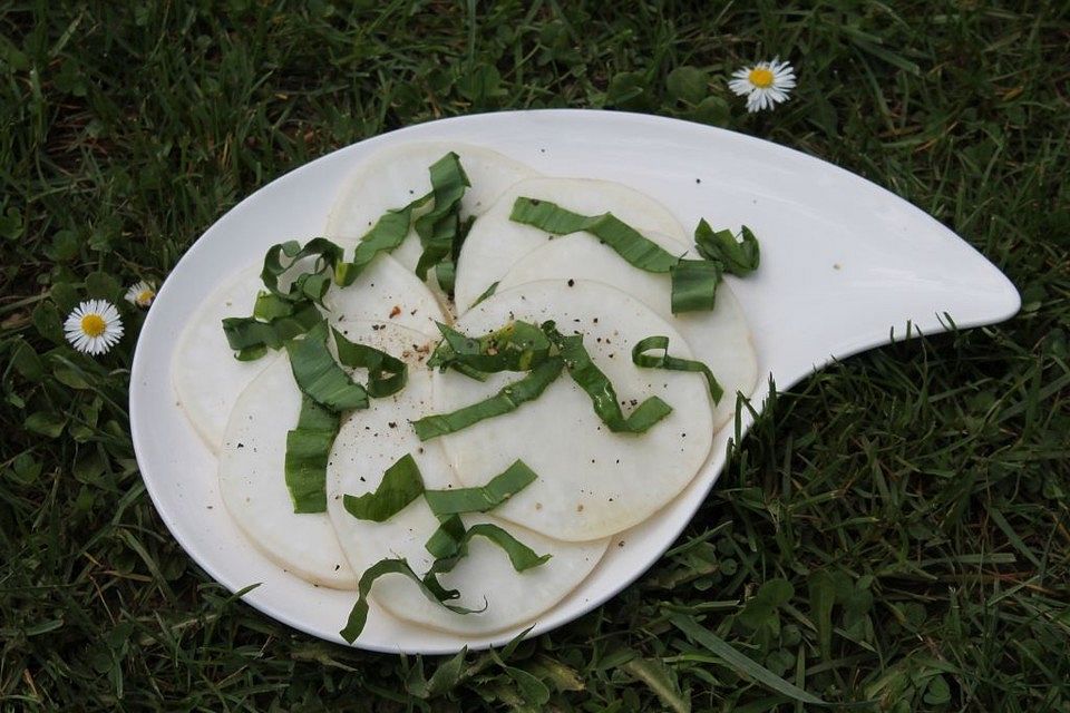 Mairübchen-Carpaccio mit Bärlauch