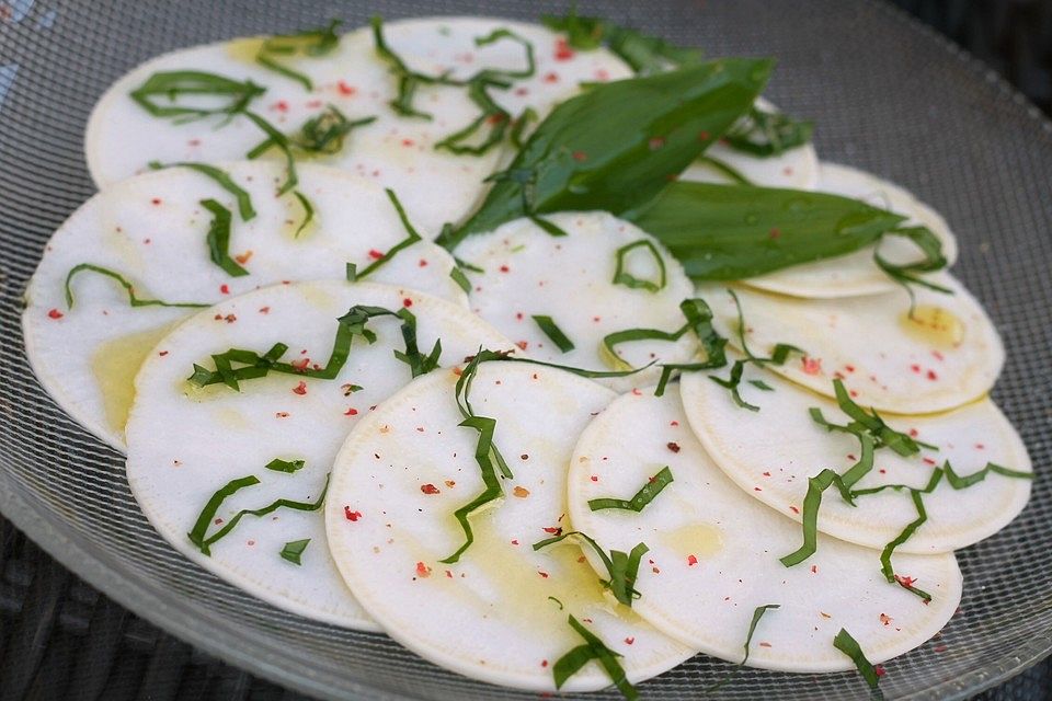 Mairübchen-Carpaccio mit Bärlauch