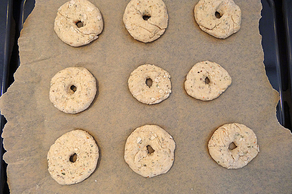 Würzige Mini-Bagels mit Rosmarin und Oregano Würzige Mini-Bagels mit Rosmarin und Oregano