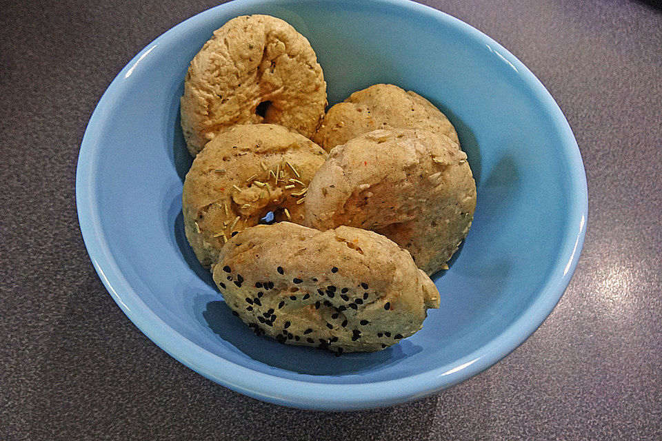 Würzige Mini-Bagels mit Rosmarin und Oregano