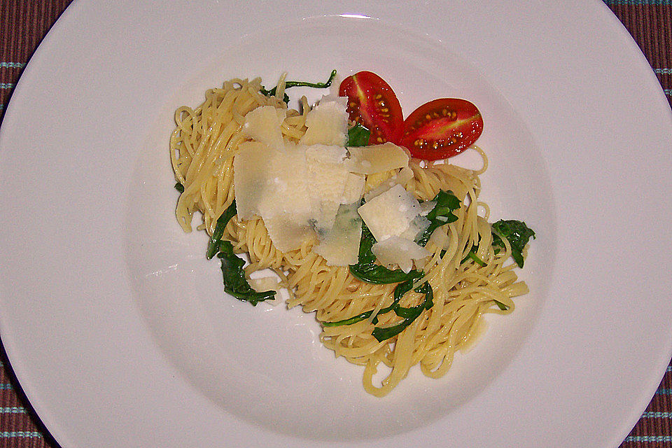 Tagliatelle mit Rucola-Sahnesauce und Parmesan