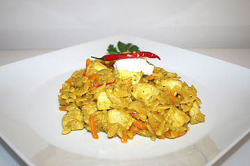 Curry-Kritharakipfanne mit Hühnchen und Karotten