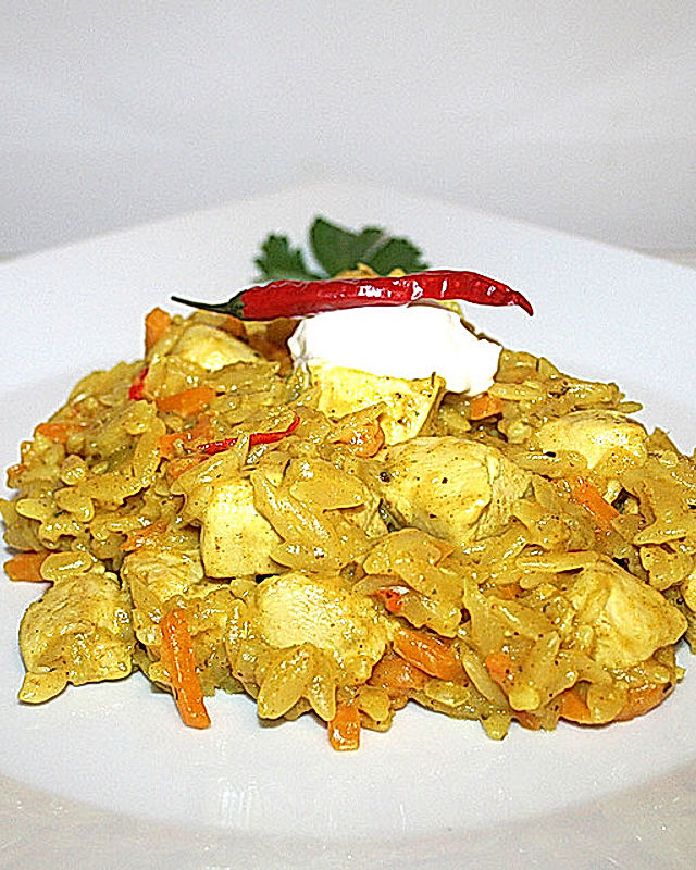 Curry-Kritharakipfanne mit Hühnchen und Karotten